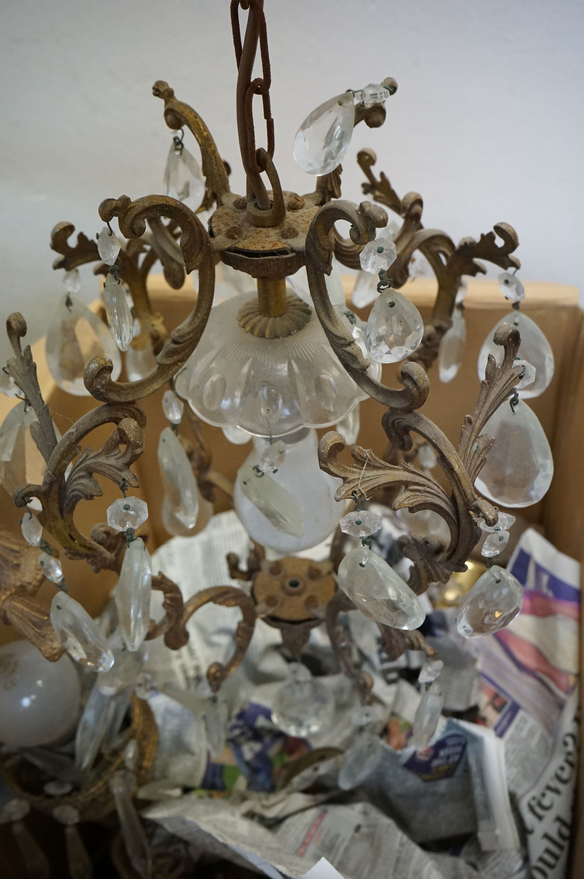A collection of vintage lighting to include ceiling and wall hanging examples - Image 5 of 6