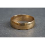 A fully hallmarked 9ct gold wedding band.