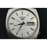 A vintage gents Seiko 5 automatic wristwatch with day / date function.