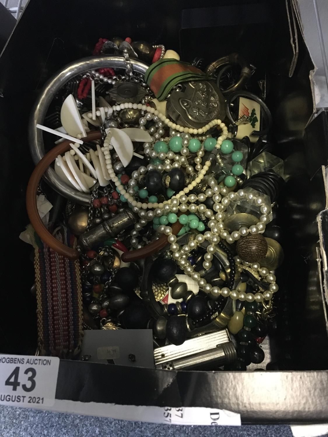 Shoe box containing various bead necklaces, costume jewellery, pearl and simulated pearl - Image 2 of 2