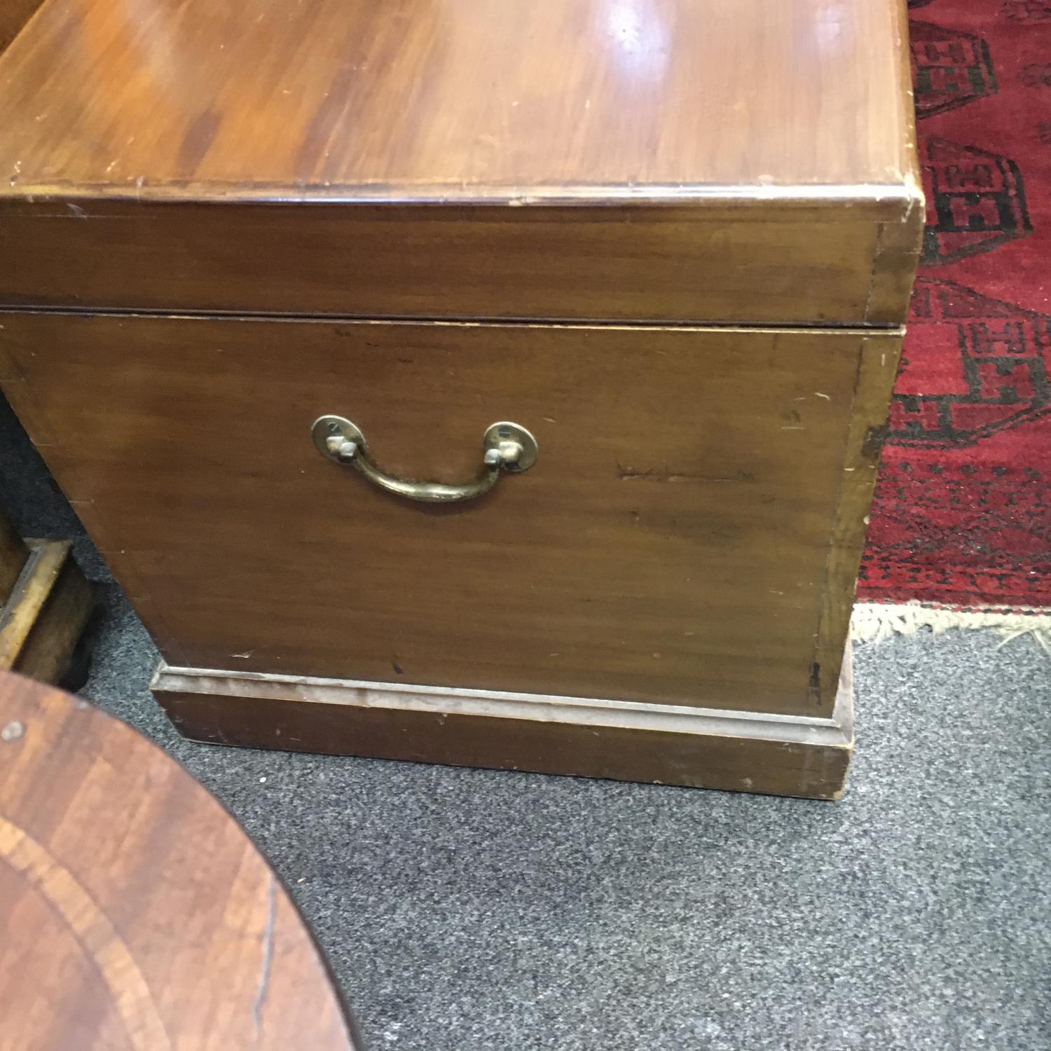 Mahogany blanket chest 2'6 long with brass carrying handles, - Image 4 of 4