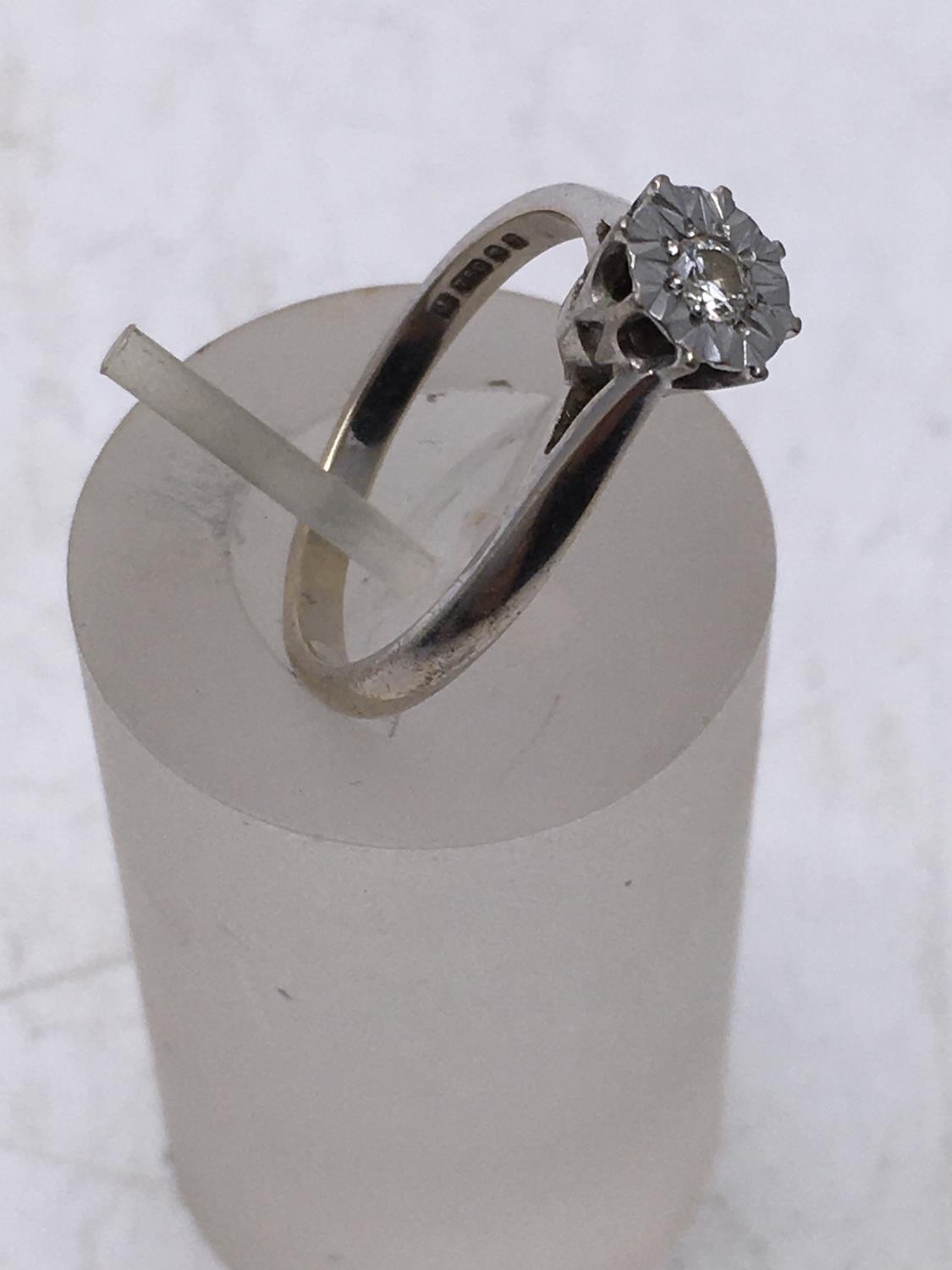 Ladies Shefflied h/m Vintage 18ct white gold diamond Solitaire ring, with a solitaire set to the top - Image 3 of 3