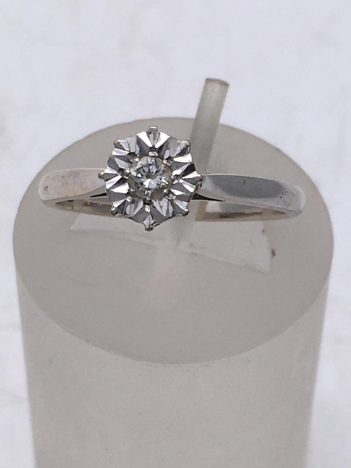 Ladies Shefflied h/m Vintage 18ct white gold diamond Solitaire ring, with a solitaire set to the top