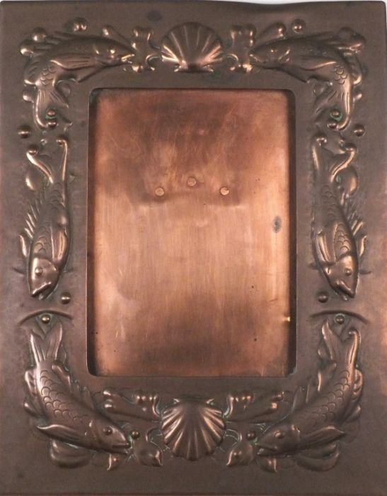 A late 19th/early 20th Century Newlyn copper easel picture frame, rectangular with repousse - Image 4 of 6
