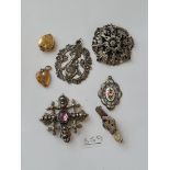 A bag of assorted jewellery items - silver, rolled gold etc.