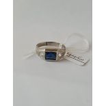 A white gold blue & white stone ring in 14ct gold - size Q - 2.9gms