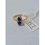 A DOUBLE PEARDROP DIAMOND AND SAPPHIRE RING SET IN 18CT GOLD - SIZE M - 2.3GMSX