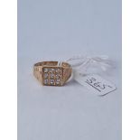 A square signet ring with stones in 9ct - size S - 2.75gms