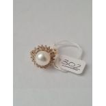 A GOOD LARGE PEARL AND DIAMOND CLUSTER RING IN 14CT GOLD - SIZE N - 5.2GMS