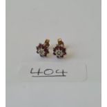 A pair of cluster earrings in 9ct