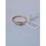 A dress ring with 3 white stones in 18ct gold - size T - 2.36gms