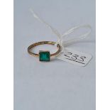 An antique green stone emerald ring in 9ct - size R - 1.4gms