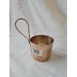 A cup holder with loop handle - 4" high - 1909 by GOLDSMITHS CO - 77gms