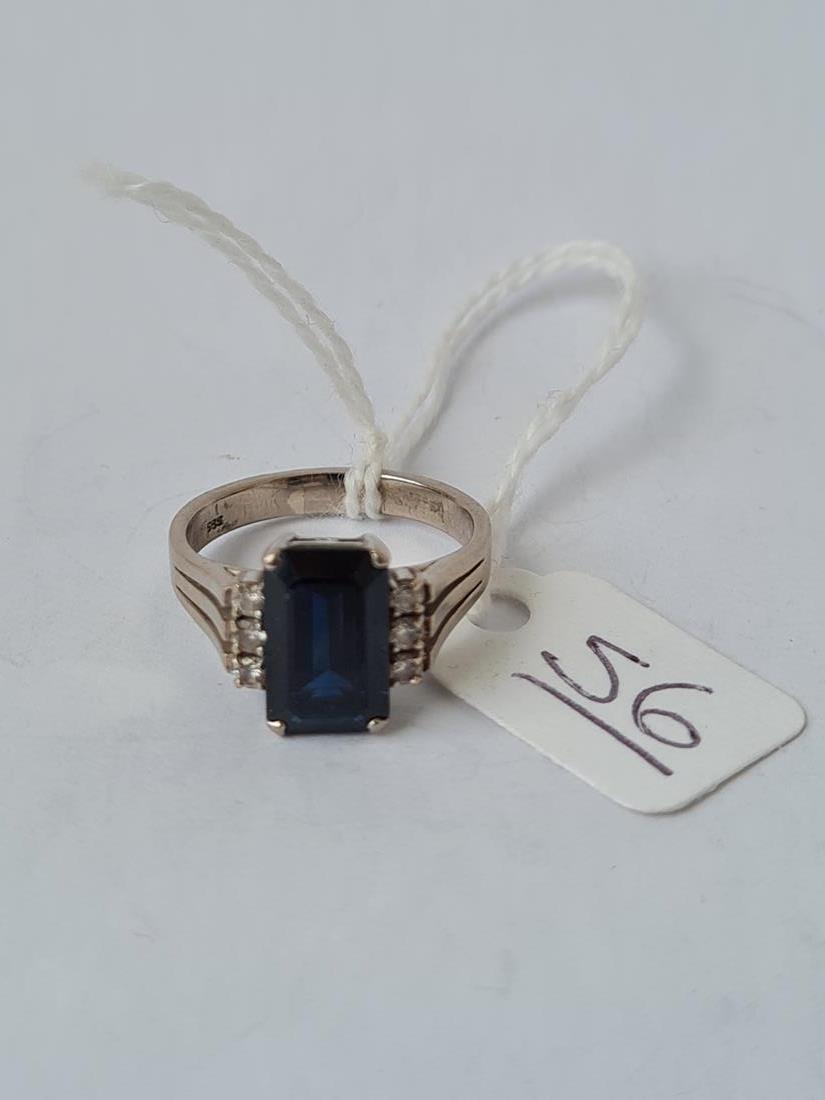 A SAPPHIRE AND DIAMOND RING SET IN 14CT WHITE GOLD - SIZE N - 5.1GMS