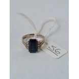 A SAPPHIRE AND DIAMOND RING SET IN 14CT WHITE GOLD - SIZE N - 5.1GMS