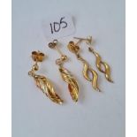 Two pairs of earrings in 9ct