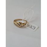 A stylish knot ring in 9ct - size P - 2.2gms