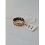 A fancy wedding band in 9ct - size L - 2.1gms