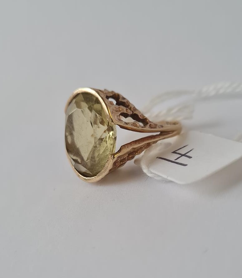 A large yellow stone dress ring in 9ct - size L - 5gms