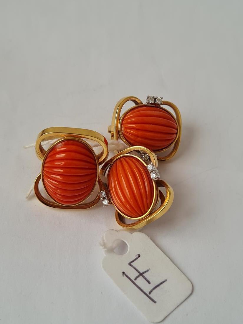 A VINTAGE CORAL AND DIAMOND RING AND MATCHING EARRINGS IN 18CT GOLF - SIZE L - Image 2 of 2