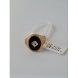 An onyx signet ring in 9ct - size J