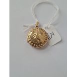 A circular locket in 9ct - 3.2gms