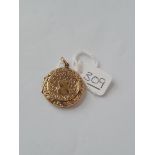 A circular locket in 9ct - 4gms