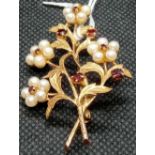 A pearl & garnet brooch in 9ct - 8.9gms