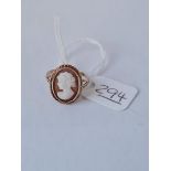 An oval shell cameo ring in 9ct - size M - 2.40gms