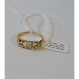 A FIVE STONE DIAMOND RING IN 18CT GOLD - SIZE O - 3.1GMS