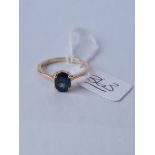 A blue stone ring in 18ct gold - size P - 3.02gms
