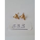 A pair of fox mask earrings in 9ct - 1.7gms