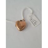 A heart locket in 9ct - 1.9gms