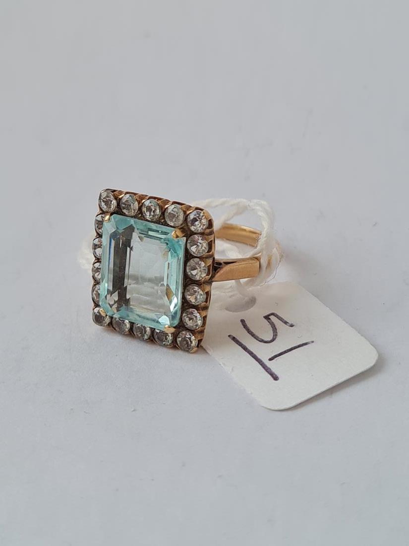 A GOOD CEYLON AQUAMARINE RING WITH PASTE CLUSTER IN 9CT - SIZE M - 5GMS