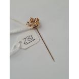 A crown-topped stick pin in 14ct gold - 1.8gms