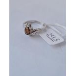 A white gold ring set with tourmaline stone in 9ct - size O - 3.74gms