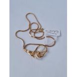 A Celtic knot style necklace in 9ct - 5.7gms