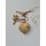 A heart-shaped locket pendant neck chain in 9ct - 4gms
