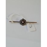 An attractive garnet cluster brooch in 9ct