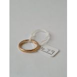 A plain wedding band in 9ct - size M - 2.6gms