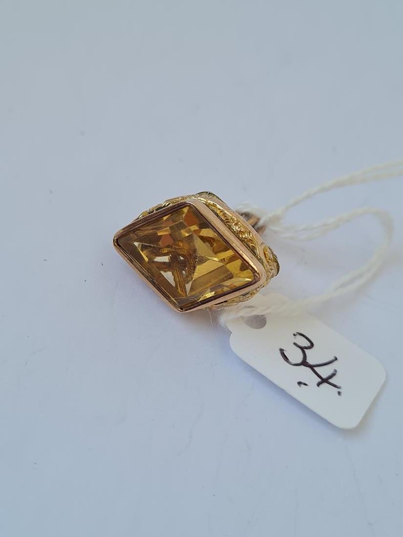 Antique diamond shaped citrine fob seal in fancy 9ct mount 6.4g inc - Image 2 of 2