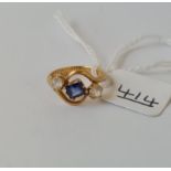 A three-stone white and blue sapphire ring in 18ct gold - size H - 2.9gms