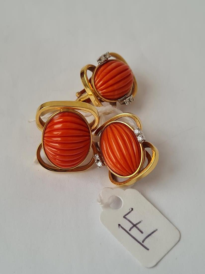 A VINTAGE CORAL AND DIAMOND RING AND MATCHING EARRINGS IN 18CT GOLF - SIZE L