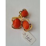 A VINTAGE CORAL AND DIAMOND RING AND MATCHING EARRINGS IN 18CT GOLF - SIZE L