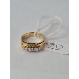 A 5 stone diamond ring in 14ct gold / 585 - size M - 4.8gms