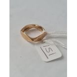 A 4 sided ring in 9ct gold - size K - 3.56gms