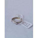 A twist ring set with 14 diamonds in 9ct - size O - 2.0gms
