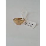 A signet ring in 9ct - size M - 2gms