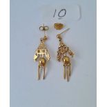 An attractive pair of drop earrings in 9ct 3.2g