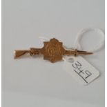 A rifle-shaped bar brooch in 9ct - 2.6gms